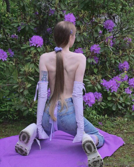 Pupuliini nice model photo