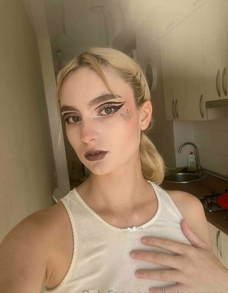 leilaagrace naked actress galleries