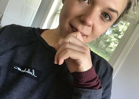 caireen hot star photo