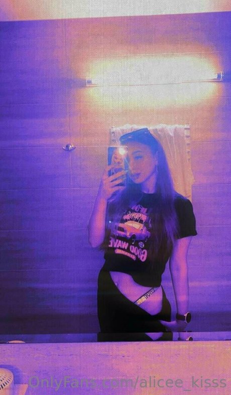 alicee kisss erotic model image