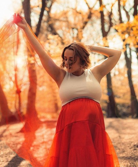 Hannah Witton model nude picture