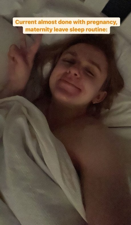 Hannah Witton star nice pic