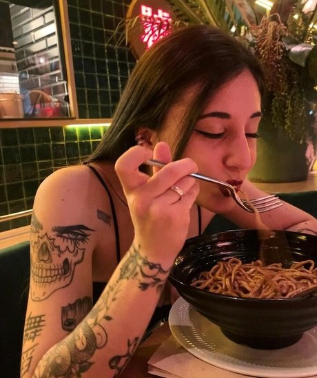 Raquel Tamborino model pretty gallery