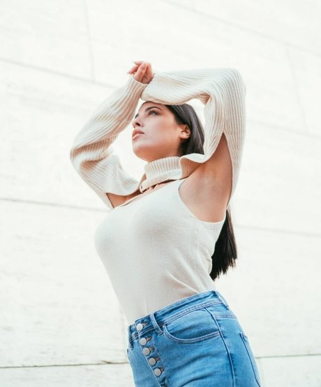 Marta De Lola naked pornstar image