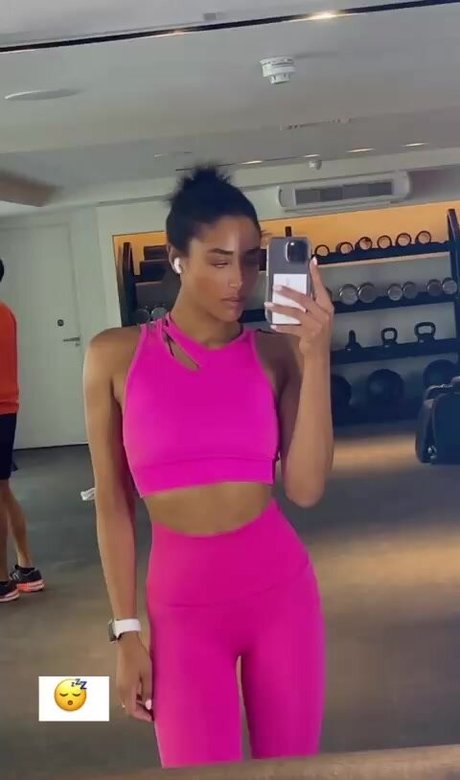 Shirin Olivia star pretty images