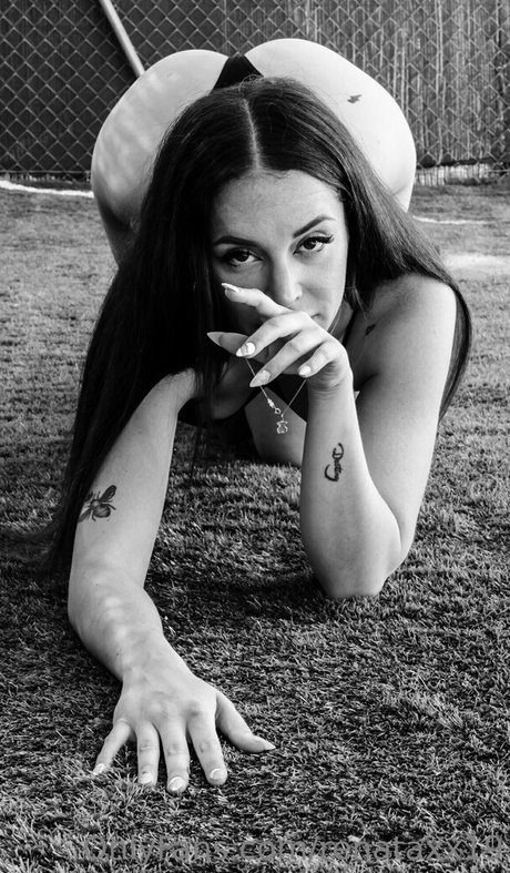 renataxx19 adult model image