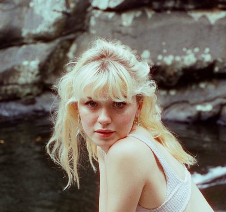 Maisie Peters star exclusive pics