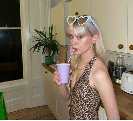 Maisie Peters star hot archive