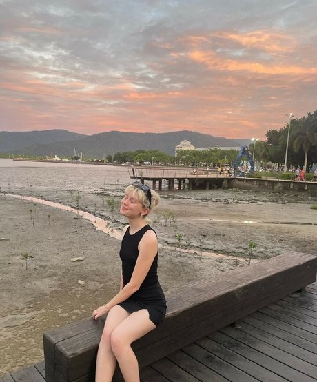 Maisie Peters star art img