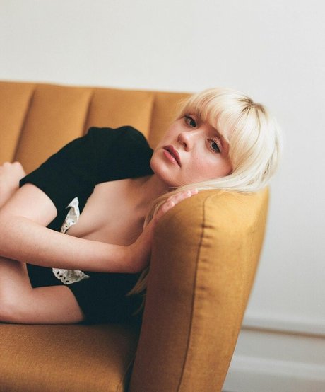 Maisie Peters star porn img