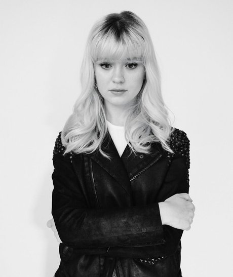 Maisie Peters sexy star img