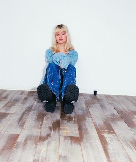 Maisie Peters model nude pics