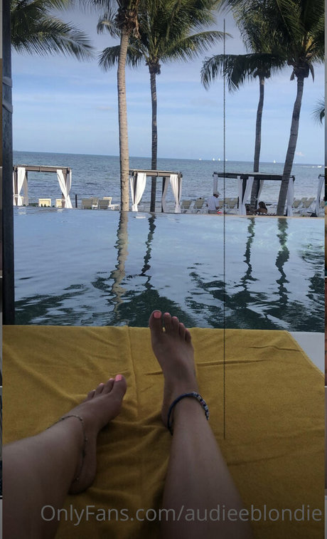 Audieeblondie nude model picture