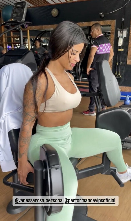 Aline Carvalho hot star image