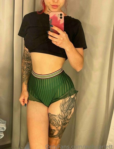 evilscarlett beautiful actress pic