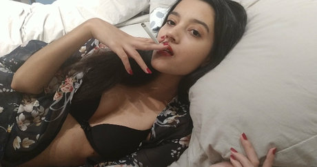 thebeautyofsmoking hot star image