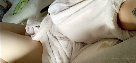 boobsfordayz xo model nude photos