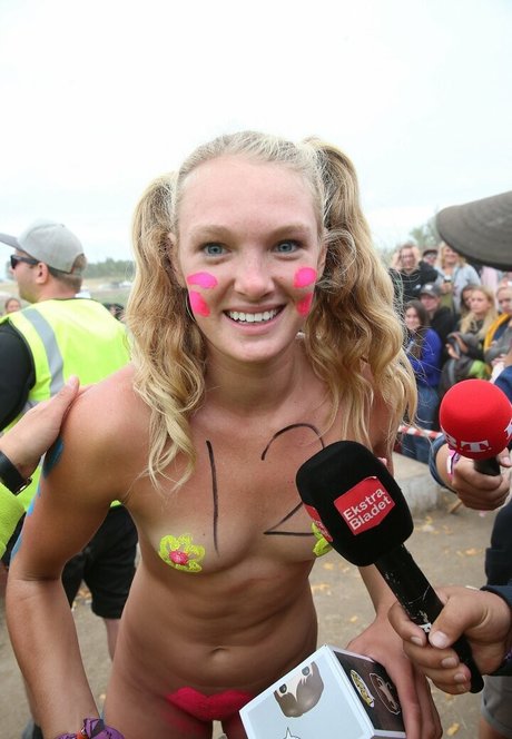 Lily Lowe hd star pictures