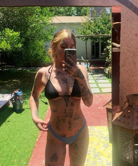 Velvetears exclusive model picture