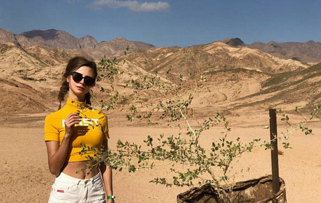 Chloe Leafs art star photos