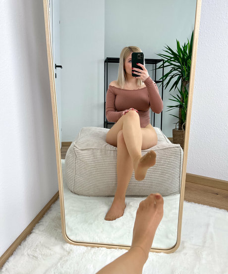 bellas paws nude actress image