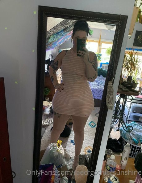 raeofgothiccsunshine sexy model pic
