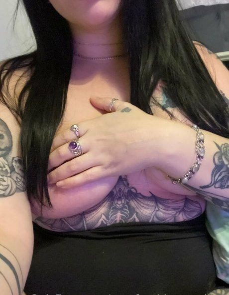 raeofgothiccsunshine star exclusive pic