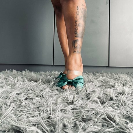 Milkshake Samme pretty model photo