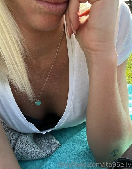 ita96elly star erotic pics