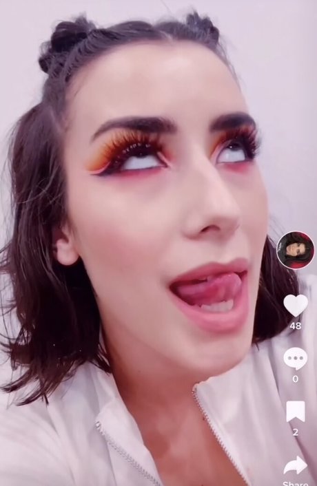 dela roo pretty model pic