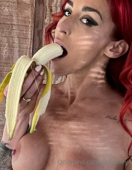 sofiariley4 star naked images