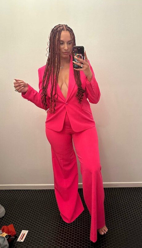 Yesjulz adult model img