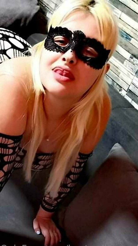 busty diamond nice model pic