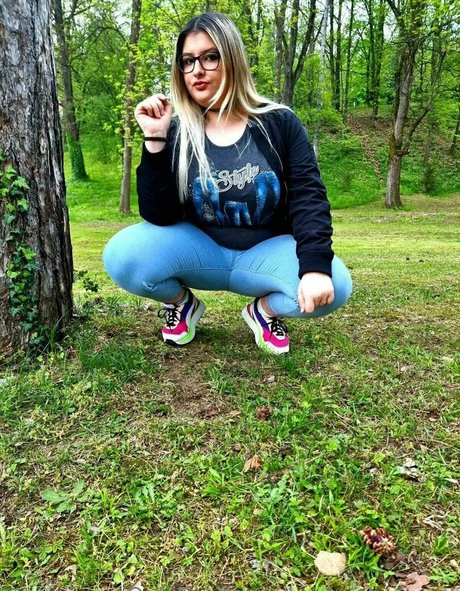 busty diamond Photo Gallery