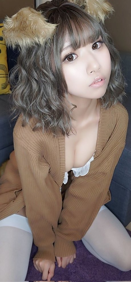 Hitsuji Negoto sexy model pic