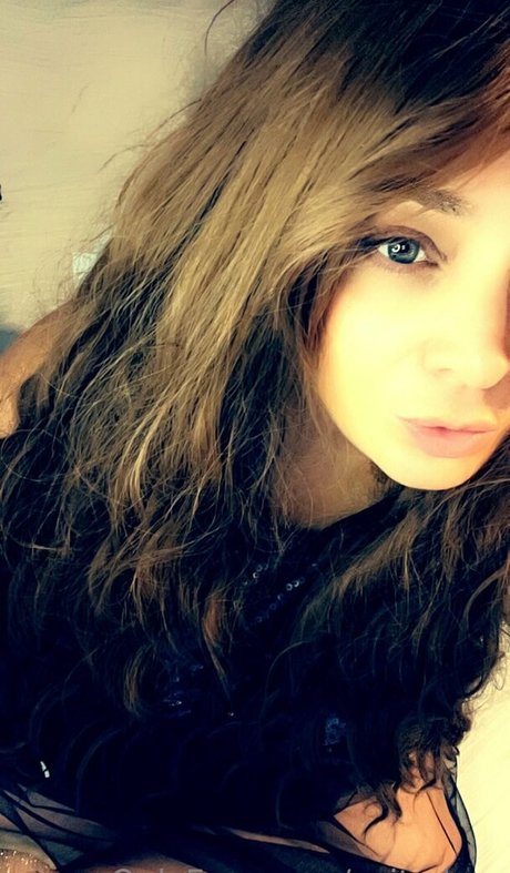 caitydrop erotic model image