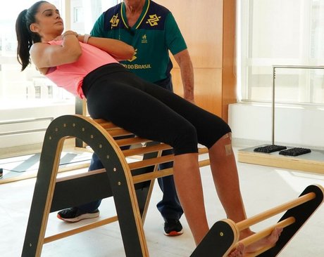 Lara Nobre model art archive