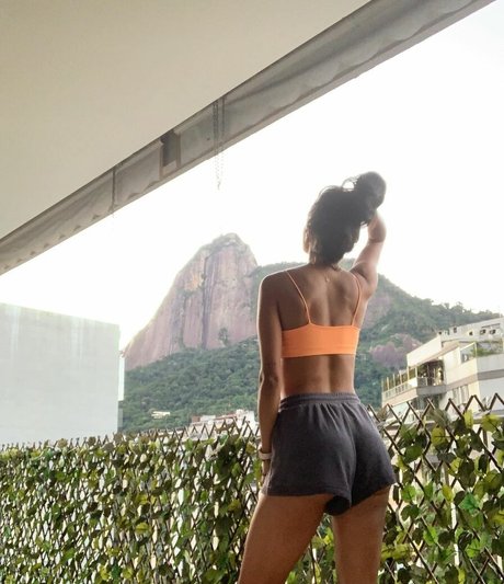 Lara Nobre model pretty picture