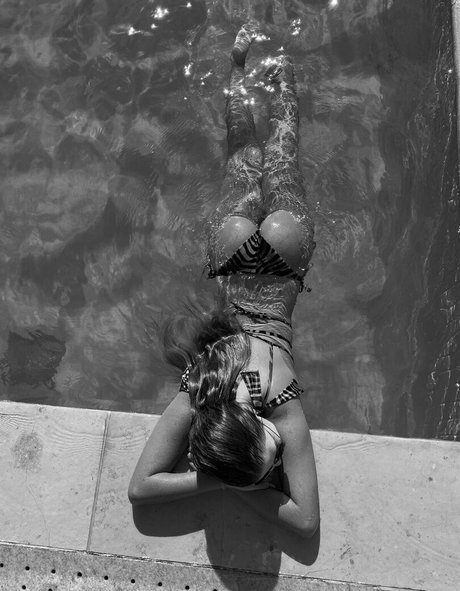 Nicole Loures nude model pics