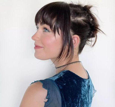 Mary Mouser sex model images