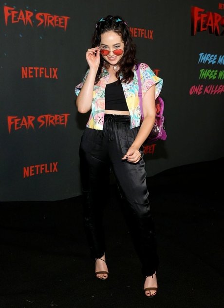 Mary Mouser nudes model pic