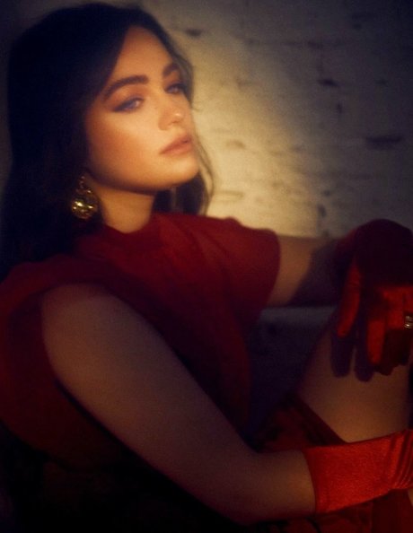 Mary Mouser pornographic star photos