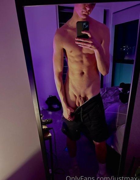 justmax_ free model image