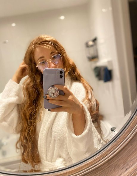 rawwbuns pornstar pretty picture