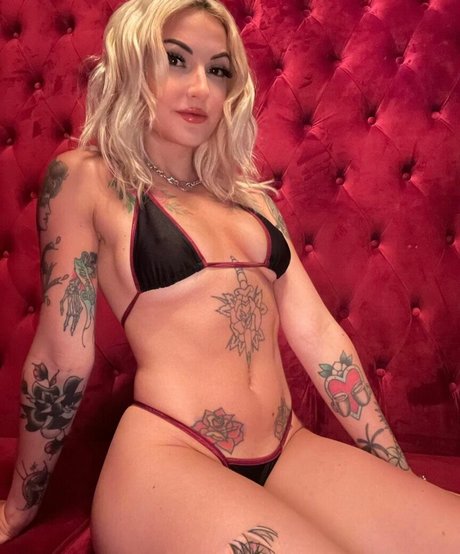 Layni Baby model erotic image