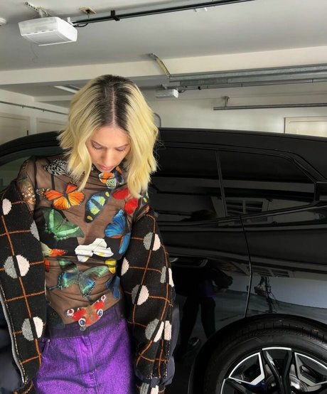 Hila Klein xxx model image