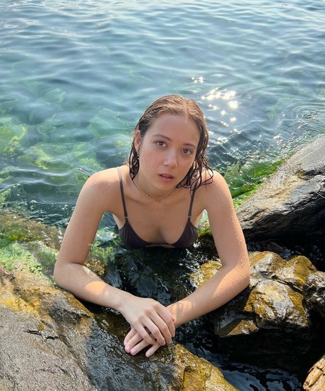 Laufey Lin model top archive