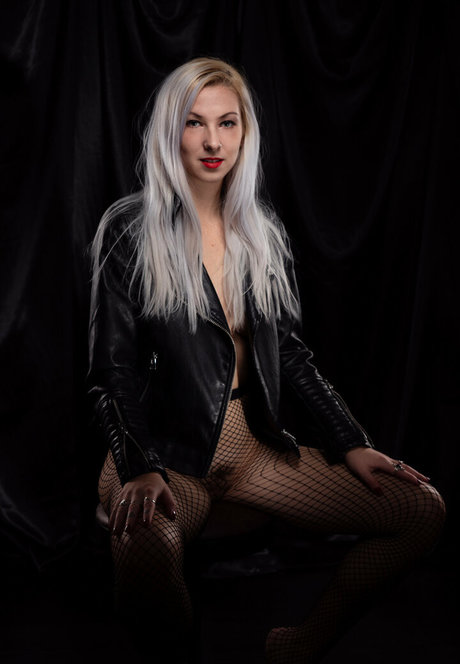 leavixx nude pornstar img