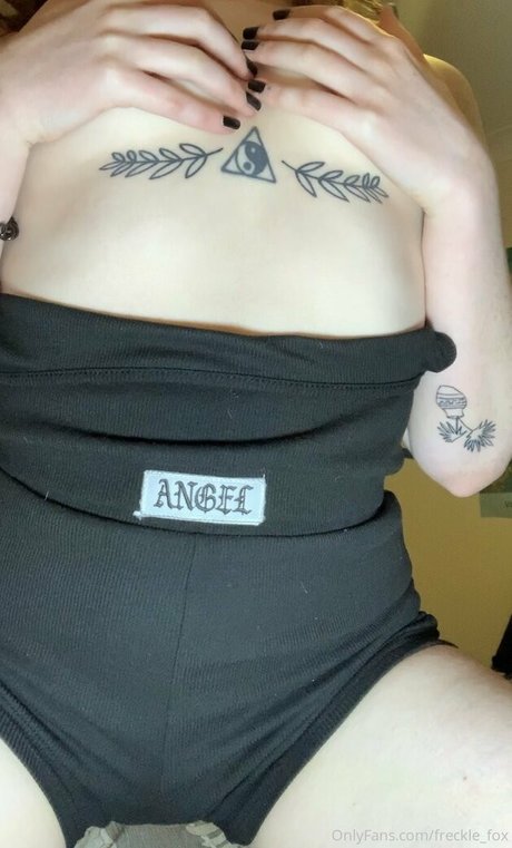 freckle fox top model img