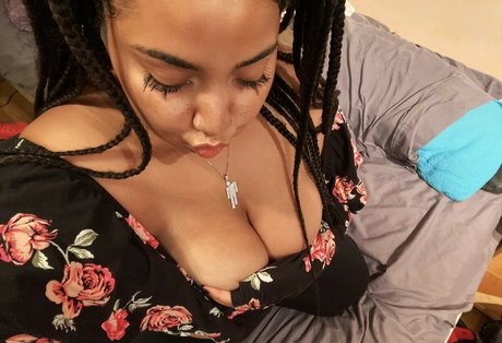 Mona Luvismona nude pornstar pic